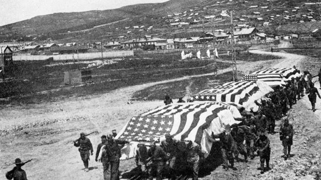 Американские интервенты везут платформы с погибшими во время боев на Дальнем востоке для дальнейшей транспортировки в США. 1920 год