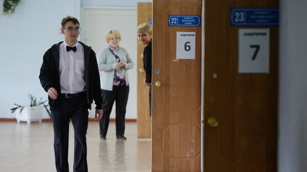 Ученик перед началом экзамена в школе №48 Новосибирска