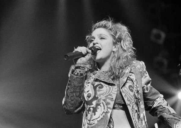 Американская певица Мадонна на открытии своего первого национального тура. 11 апреля 1985 года