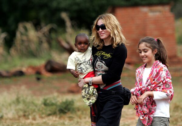 Американская певица Мадонна со своим приемным сыном Дэвидом Банда и дочерью Лурдес в Мчинджи, в Доме надежды, Малави. 17 апреля 2007 года