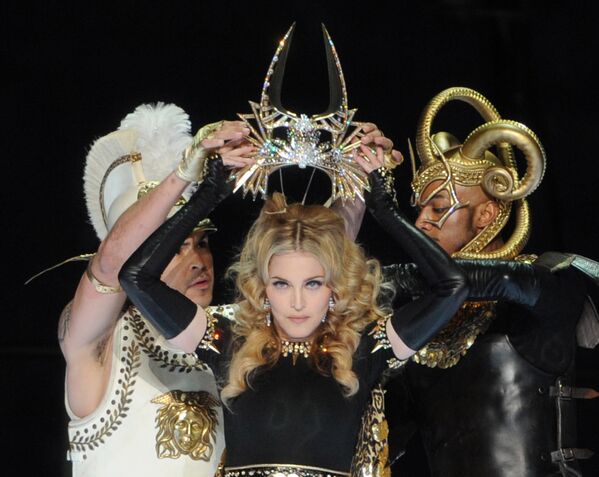 Певица Мадонна выступает на стадионе Лукас Ойл в Индианаполисе, штат Индиана. 5 февраля 2012 года
