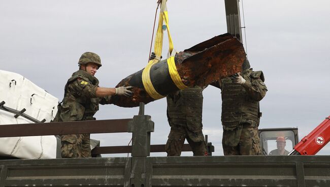 Военные извлекают бомбы времен Второй мировой войны со дна Балтийского моря на курорте Колобжег, Польша. 13 августа 2018