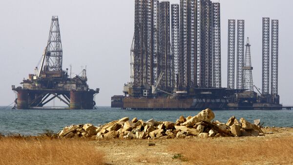 Нефтяные платформы в Каспийском море