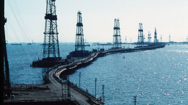 Нефтяные вышки на Каспийском море. Архивное фото