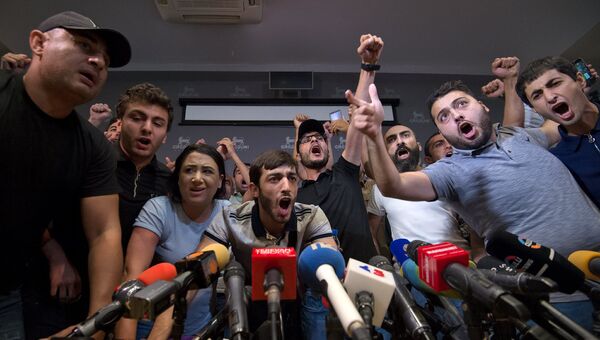 Акция протеста перед пресс-конференцией Роберта Кочаряна в Ереване. Архивное фото