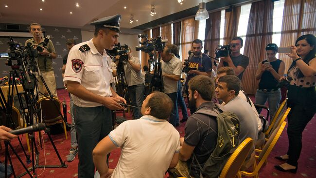 Акция протеста перед пресс-конференцией Роберта Кочаряна в Ереване