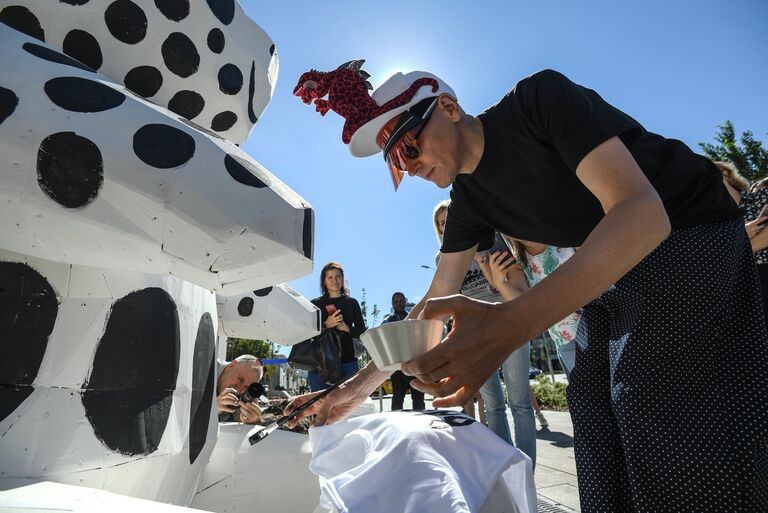 Российский художник Андрей Бартенев расписывает двухметровую фигуру медведя – арт-объект, который станет частью инсталляции на Международном фестивале фейерверков Ростех в Москве. 14 августа 2018