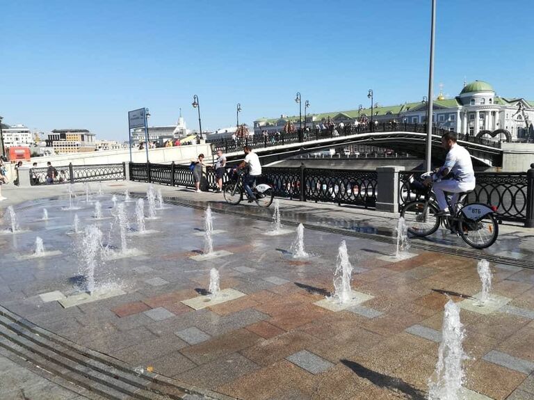 Сухой фонтан возле Лужкова моста в Москве Сухой фонтан возле Лужкова моста в Москве