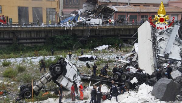 На месте обрушения автомобильного моста в Генуе, Италия. 14 августа 2018