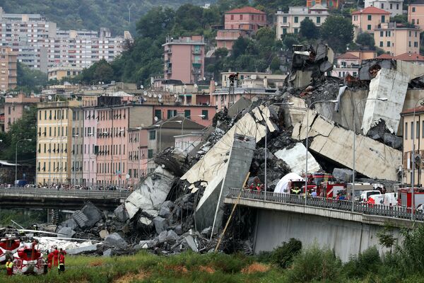 На месте обрушения автомобильного моста в Генуе, Италия. 14 августа 2018