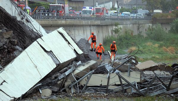 Спасатели на месте обрушения автомобильного моста в Генуе, Италия. 14 августа 2018