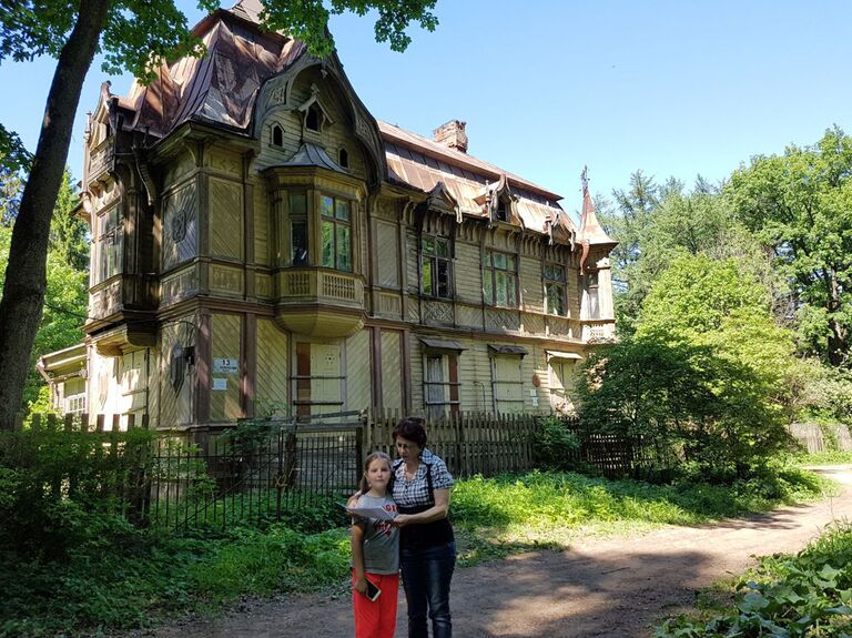 Вера с учительницей Клавдией Ивановной