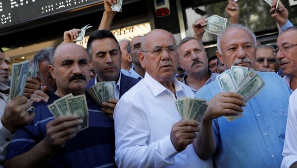 Предприниматели, желающие обменять доллары на лиры, у пункта обмена валюты в Анкаре, Турция. 14 августа 2018