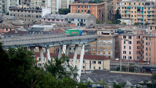 На месте обрушения автомобильного моста в Генуе, Италия