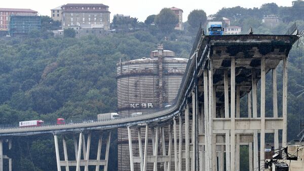 На месте обрушения автомобильного моста в Генуе, Италия. Архивное фото