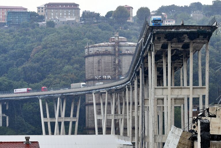 На месте обрушения автомобильного моста в Генуе, Италия