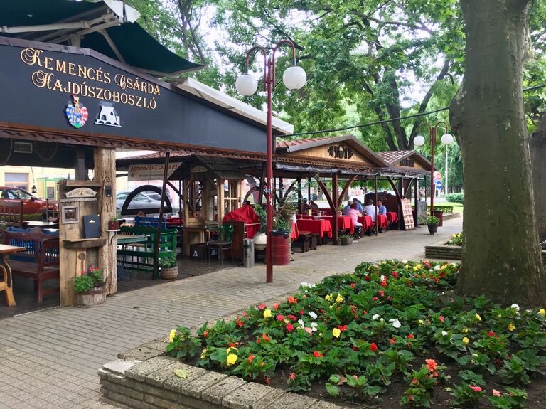 Летняя терраса ресторана на термальном курорте Хайдусобосло, Венгрия Летняя терраса ресторана на термальном курорте Хайдусобосло, Венгрия