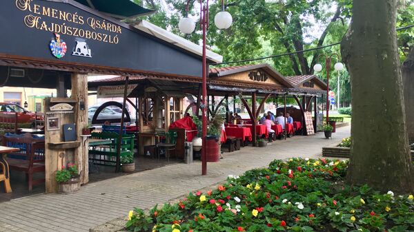Летняя терраса ресторана на термальном курорте Хайдусобосло, Венгрия