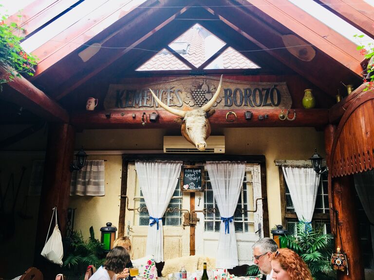 Ресторан национальной кухни в Хайдусобосло, Венгрия Ресторан национальной кухни в Хайдусобосло, Венгрия