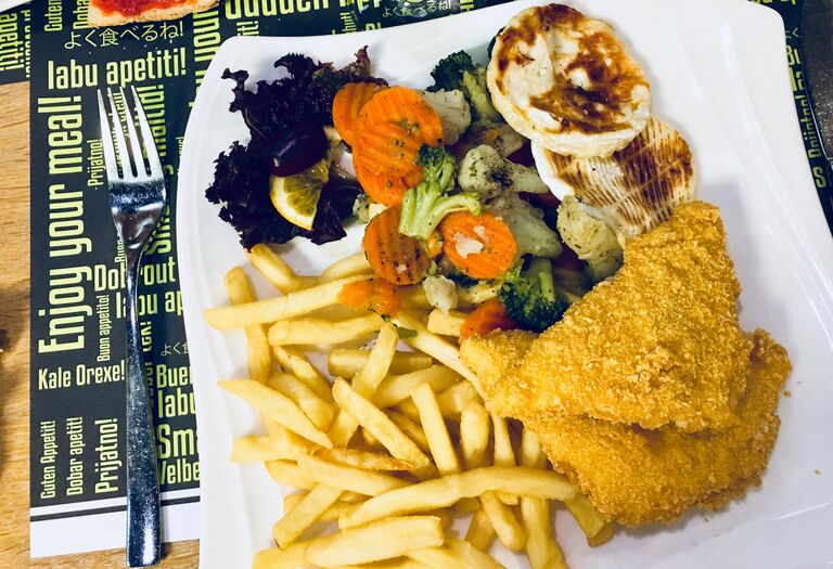 Блюдо в ресторане отеля в городе Дебрецен, Венгрия Блюдо в ресторане отеля в городе Дебрецен, Венгрия