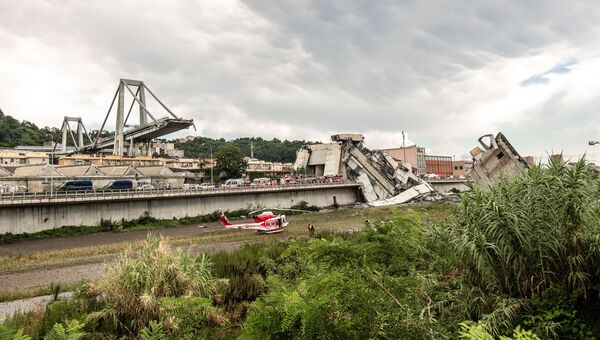 На месте обрушения автомобильного моста Моранди в Генуе. Архивное фото