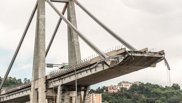 На месте обрушения автомобильного моста Моранди в Генуе. 14 августа 2018
