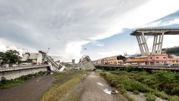 На месте обрушения автомобильного моста Моранди в Генуе. 14 августа 2018