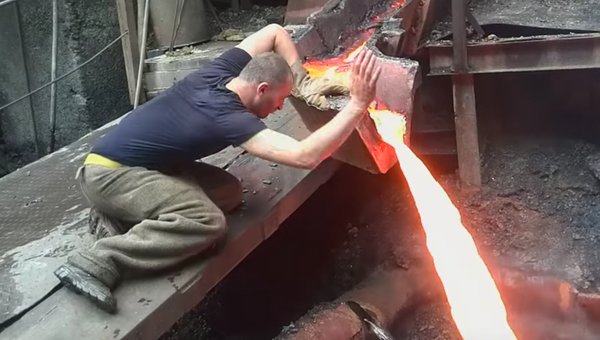 У нас так делают все: сталевар из Армении рассказал о своем трюке с расплавленным металлом