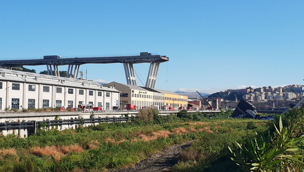 На месте обрушения автомобильного моста Моранди в Генуе. 15 августа 2018
