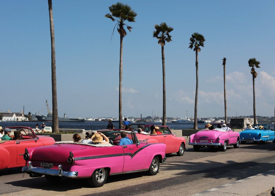 Кубинцы в кабриолетах на набережной Малекон в Гаване