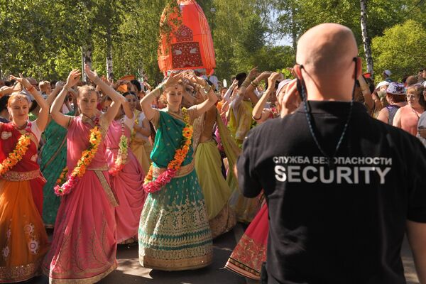 Участники фестиваля индийской культуры, посвященного Дню независимости Индии, в парке Сокольники в Москве