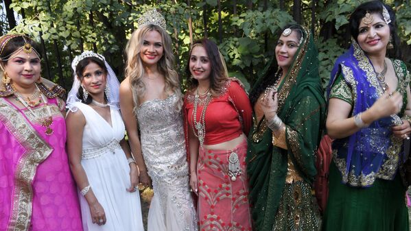 Участницы фестиваля индийской культуры, посвященного Дню независимости Индии, в парке Сокольники в Москве