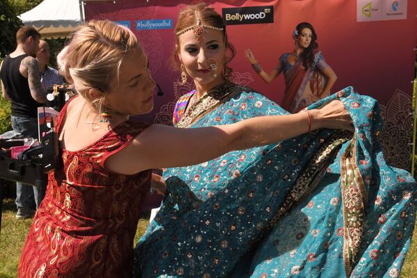 Участницы фестиваля индийской культуры, посвященного Дню независимости Индии, в парке Сокольники в Москве