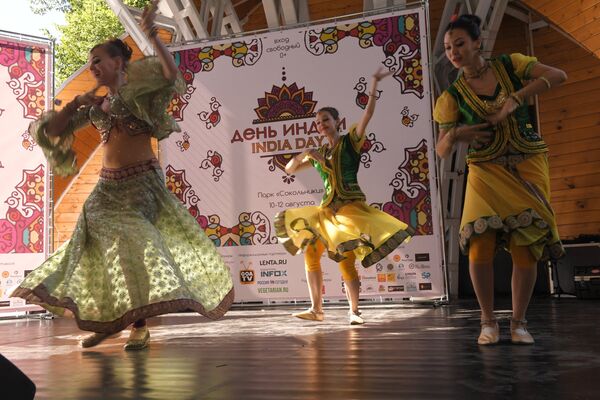 Артисты выступают на фестивале индийской культуры, посвященном Дню независимости Индии, в парке Сокольники в Москве