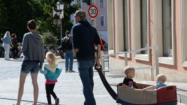 Семья с детьми гуляет на одной из улиц Бамберга, Германия