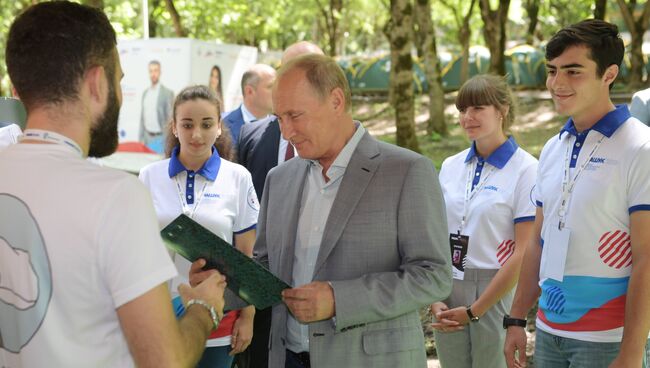 Президент РФ Владимир Путин во время осмотра выставки проектов Эко-тропа по России - стране возможностей, организованной в рамках форума Машук-2018 в Пятигорске. 15 августа 2018