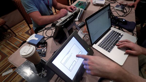 Хакеры пытаются изменить результаты выборов во время конференции DEF CON в Лас-Вегасе, США. Архивное фото