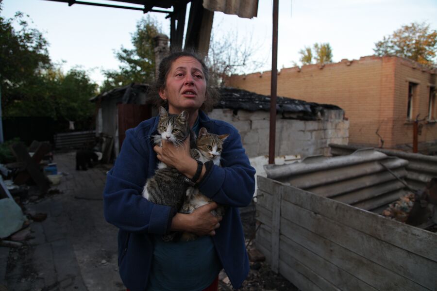 Женщина рядом со своим разрушенным домом, Донецкая народная республика
