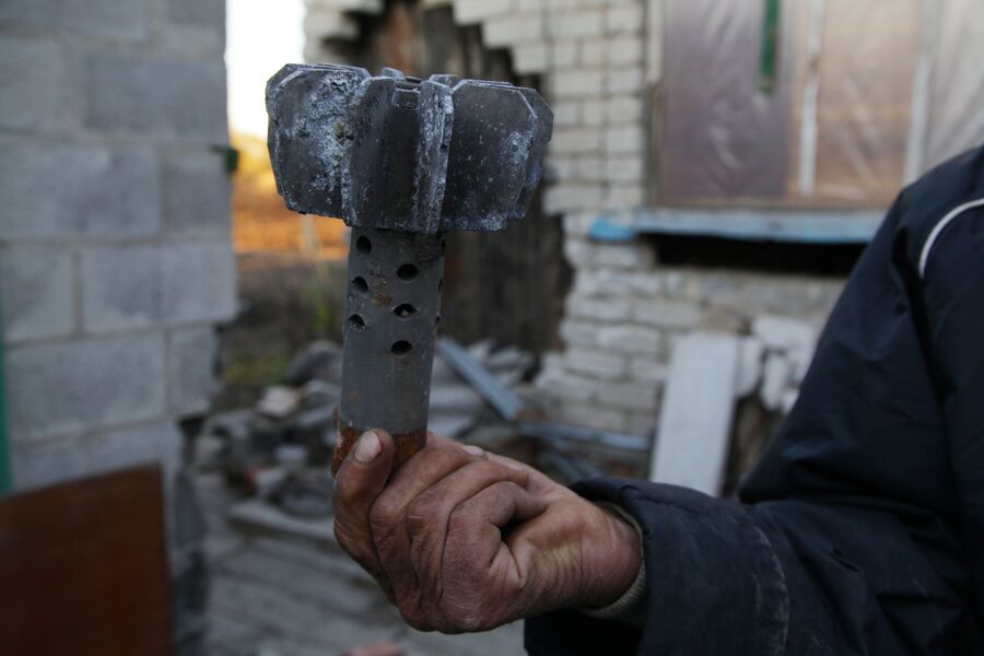Хвостовик минометного снаряда в руках мирного жителя, Донецкая народная республика