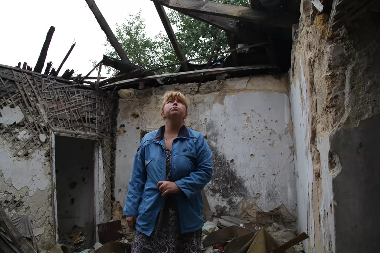 Женщина на руинах своего дома, Донецкая народная республика Женщина на руинах своего дома, Донецкая народная республика