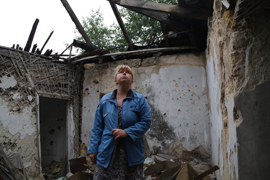 Женщина на руинах своего дома, Донецкая народная республика