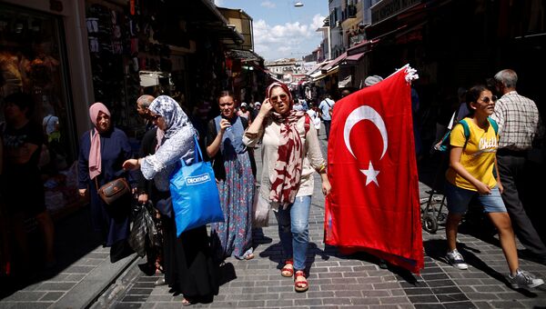 Люди на улице Махмутпаса, популярному торговому району среднего класса в Стамбуле