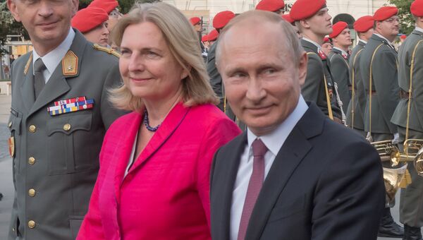 Президент РФ Владимир Путин и министр европейских, интеграционных и иностранных дел Австрии Карин Кнайсль