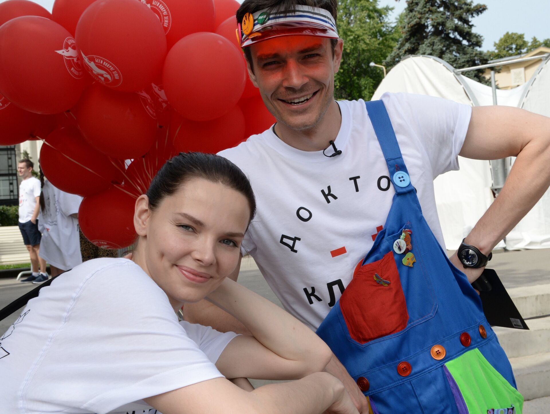 Актриса, член попечительского совета фонда Доктор Клоун Елизавета Боярская и актер, художественный руководитель фонда Доктор Клоун Максим Матвеев перед стартом благотворительного пробега Беги вокруг Земли на ВДНХ в Москве Актриса, член попечительского совета фонда Доктор Клоун Елизавета Боярская и актер, художественный руководитель фонда Доктор Клоун Максим Матвеев перед стартом благотворительного пробега Беги вокруг Земли на ВДНХ в Москве - РИА Новости, 1920, 13.09.2025