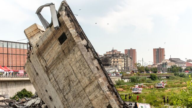 На месте обрушения автомобильного моста Моранди в Генуе