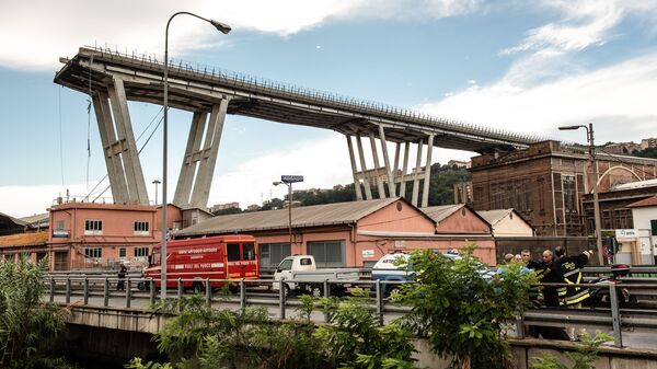 Автомобильный мост обрушился в Генуе. Архивное фото