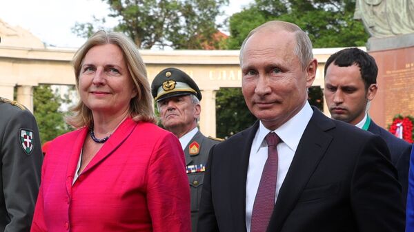 Президент России Владимир Путин и экс-министр европейских, интеграционных и иностранных дел Австрии Карин Кнайсль