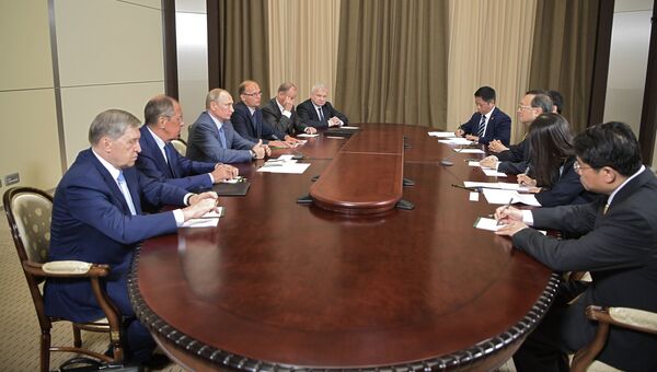 Президент РФ Владимир Путин и член Политбюро Центрального комитета Коммунистической партии КНР Ян Цзечи во время встречи в Сочи. 15 августа 2018