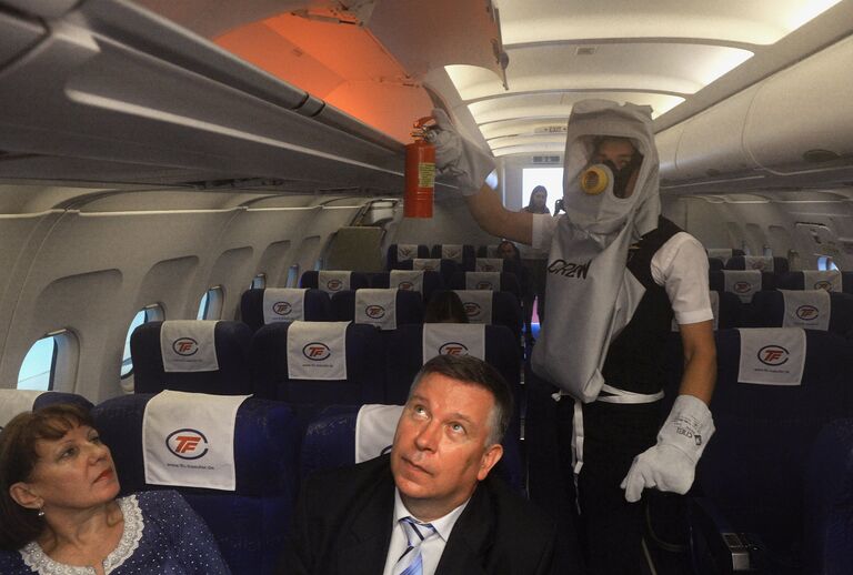 Бортпроводница отрабатывает действия по спасению людей во время нештатных ситуаций Бортпроводница отрабатывает действия по спасению людей во время нештатных ситуаций