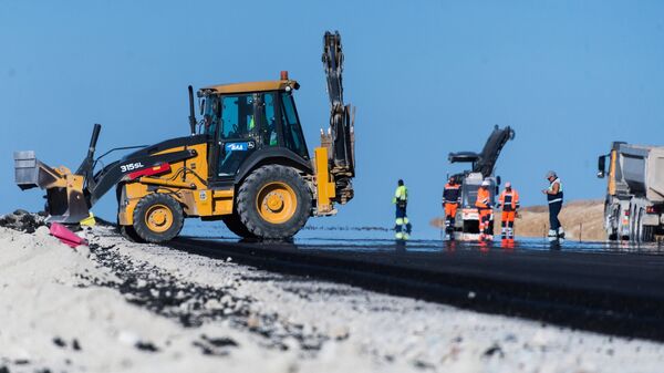 Рабочие на строительстве автомобильных подходов к мосту через Керченский пролив и автомобильной дороги федерального значения Таврида в Крыму